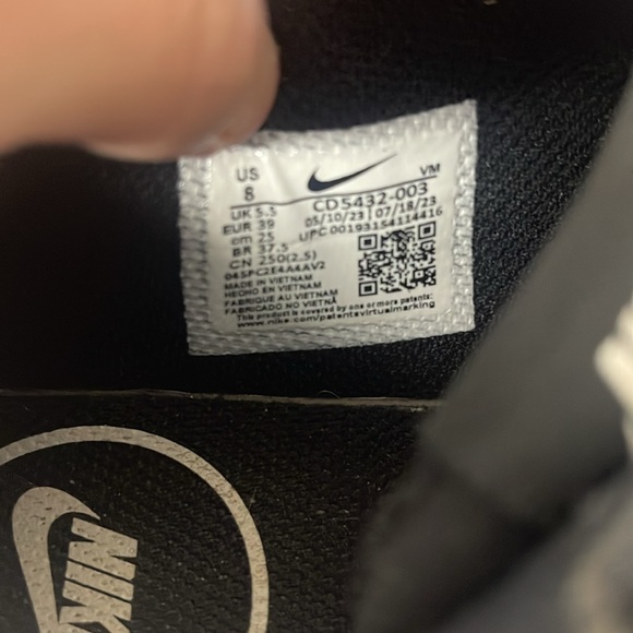 Women’s Nike air max tennis shoes size 8 - Picture 3 of 3